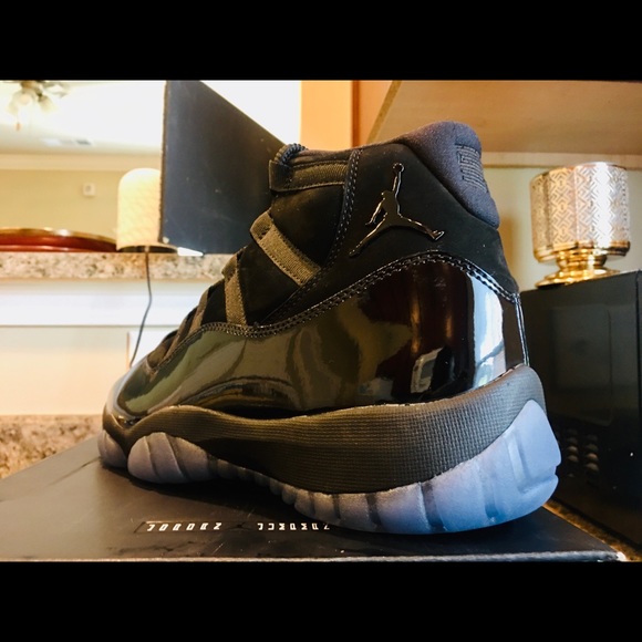 Air Jordan 11 Cap & Gown Men sz- 10.5 - Picture 7 of 7